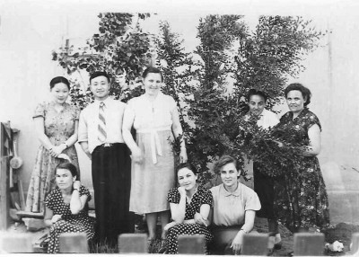 Фото 1952-1953 гг. <br />сидят: слева Р.К. Гужвина...<br />стоят: .., мужчина - директор школы по-моему Пак, дальше -  мама Федорова А.В., Курбатова Е.С., Пидде А.А.