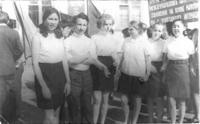 1 мая 1972 года,  : Каюпова Лиза, kto?, я, Таня Поташко, Соня Уалиева, Гульмарам Кумарова<br />(ждем выхода на плошадь у галантерейного магазина)
