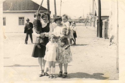 На фото: Таня - моя сестра, с права; На руках Сергей - её и Миши сын; Я - по середине. А С лева - по моему её зовут Галя.