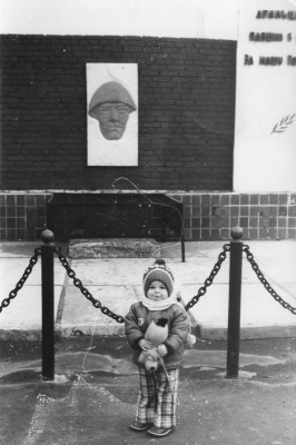 Аня на площади в Аральске стелла в честь погибших Аральцев на войне В.О.1941-1945 гг (Спасибо за комент Махаилу Чулкову)