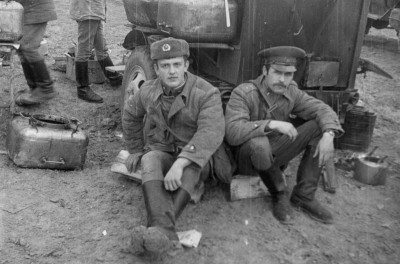 На тех же учениях возле полевой кухни сидят сержант Суясов и прапорщик Хурматов.