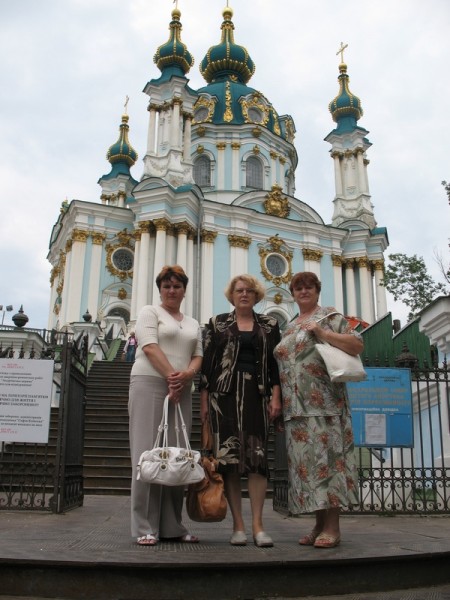 Елена, Нина и Ольга у Андреевской церкви в Киеве