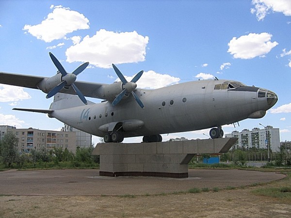 Самолёт АН-12 на постаменте