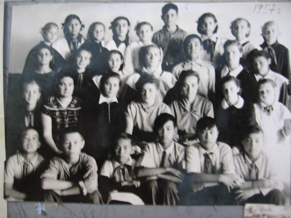 В центре справа классный руководитель 7-Б класса Курбатова Е.С.<br />Внизу в галстуках третий слева Есетов Ж. и Рысмухамедов С.<br />Остальных не помню.