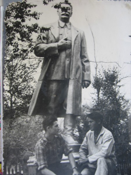 Этот монумент (Сталин) был установлен на территории Аралгосрыбтреста.