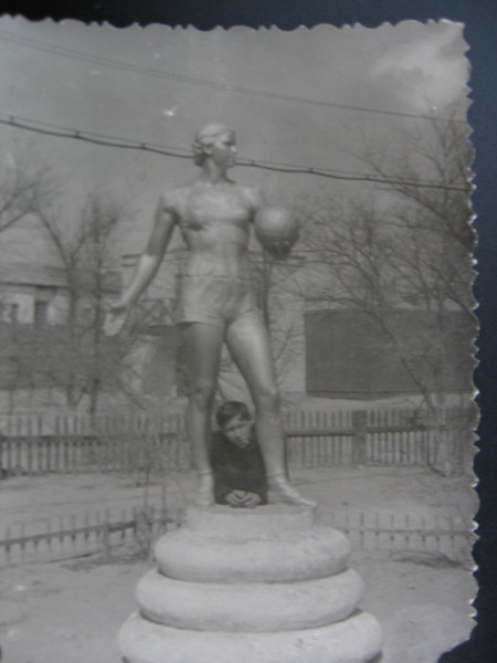 Волейболистка. Скульптура в сквере клуба МАЯК. 1961 г.
