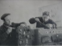 Ст.радиотехник Попов В.С. и радиотехник Красюков Виктор. Они первые в Аральске настроили прием телепередач для гражданского населения. Снимок 1964 г.