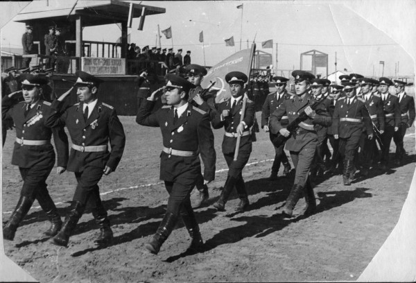 Парад на стадионе 9 мая 1973 года. Аральск-7.