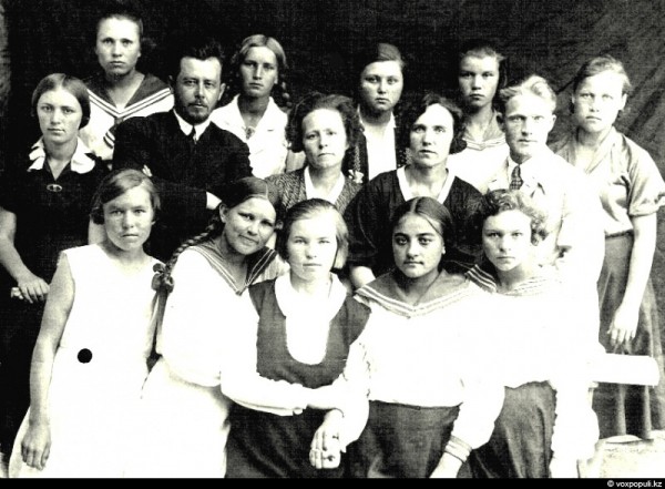 Первые выпускники школы №14 города Аральск
