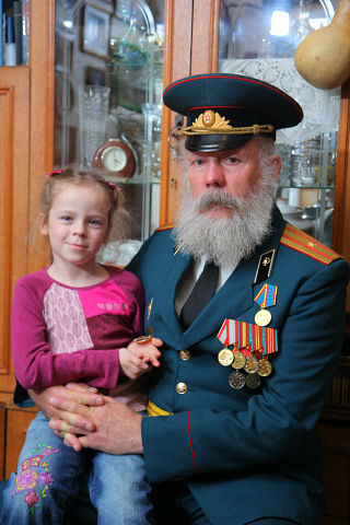 военный зоолог В.Колосов с внучкой Анастасией 2011год