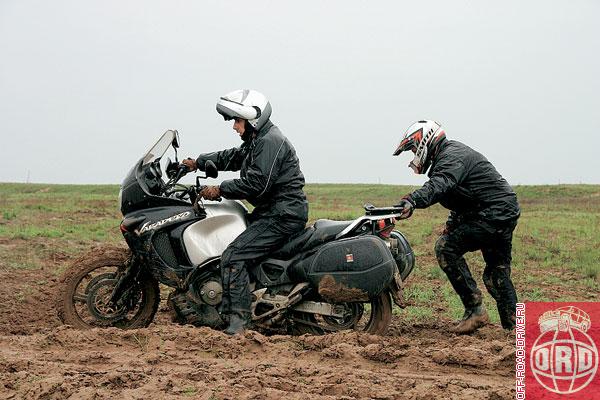 Труднее всего приходилось мотоциклистам. «Двухколесники» вязли в мокрой глине, и общая скорость движения падала до 5 км/ч.