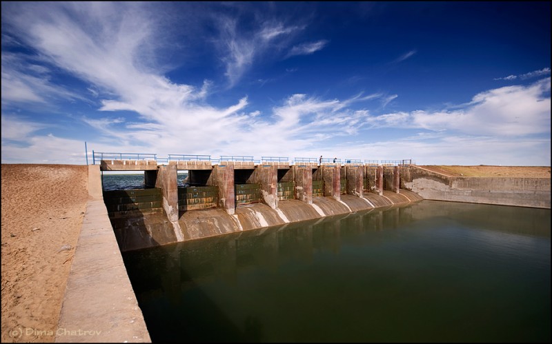 Главный запирающий шлюз, регулирующий уровень воды в Арале.