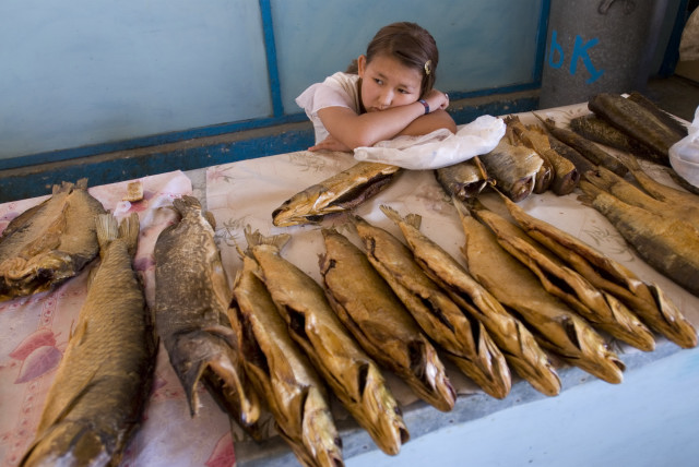 На местном рынке конечно продают рыбу, в Аральске это стратегический продукт