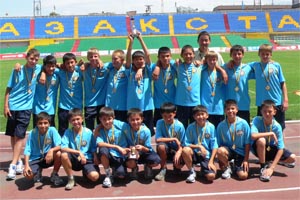 Казахстанская юношеская футбольная команда заняла первое место на международном турнире по футболу в Швеции.