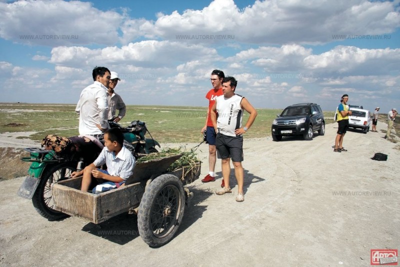 В Казахстане, в окрестностях поселка Жанбай, пытаемся пробиться к побережью Каспия. Завидев нас, местные делают вид, что занимаются заготовкой камыша. Позже нам рассказали, что это, скорее всего, браконьеры: в коляске наверняка лежали осетры, прикрытые камышом