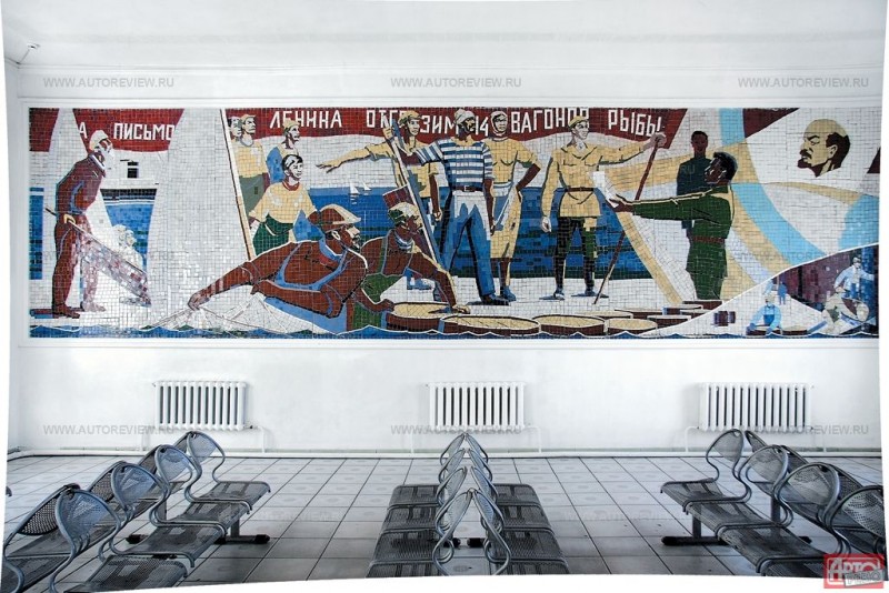Красочное панно в зале железнодорожного вокзала. В 1921 году по просьбе Ленина аральские рыбаки отправили голодающим Поволжья 14 вагонов рыбы…