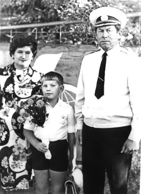 Попов В.П. с женой и сыном Павлом.jpg