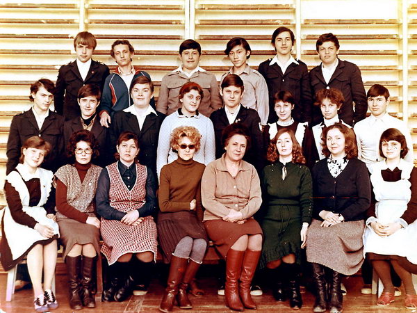 Это выпускной класс 1984 год, школа 197. Я средний ряд - второй слева.