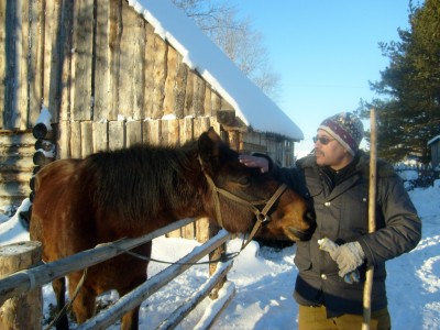 Зверье мое. <br />Наиль пытается навести контакт с нашей лошадью.